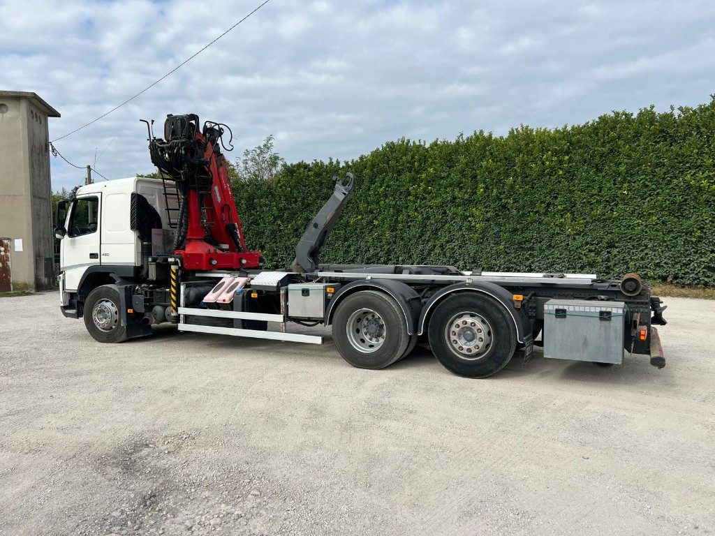 VOLVO FM11.450 SCARRABILE CON GRU - Φορτηγό φόρτωσης γάντζου: φωτογραφία 2 VOLVO FM11.450 SCARRABILE CON GRU - Φορτηγό φόρτωσης γάντζου: φωτογραφία 2
