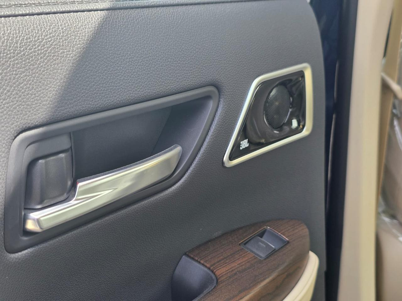 Land Cruiser GXR 3.5L Twin Turbo - Αυτοκίνητο: φωτογραφία 3 Land Cruiser GXR 3.5L Twin Turbo - Αυτοκίνητο: φωτογραφία 3