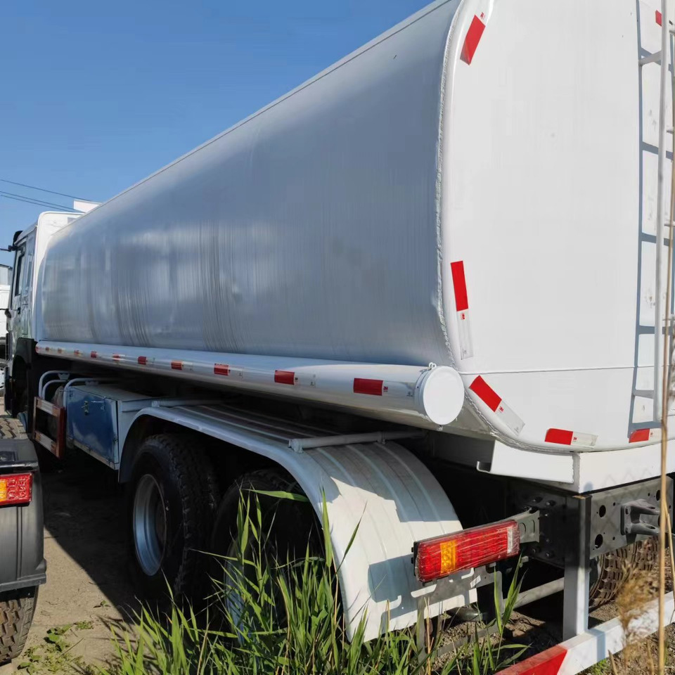 SINOTRUK HOWO 371 Fuel Tanker Truck Reliable Tanker Vehicle - Φορτηγό βυτιοφόρο: φωτογραφία 5 SINOTRUK HOWO 371 Fuel Tanker Truck Reliable Tanker Vehicle - Φορτηγό βυτιοφόρο: φωτογραφία 5