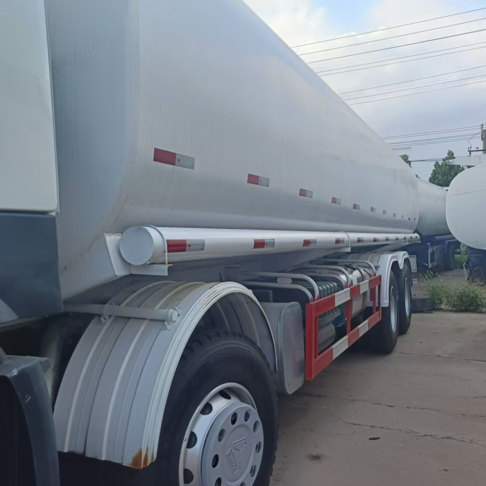 SINOTRUK Howo 371 Fuel Tanker Click Here For  DISCOUNT - Φορτηγό βυτιοφόρο: φωτογραφία 4 SINOTRUK Howo 371 Fuel Tanker Click Here For  DISCOUNT - Φορτηγό βυτιοφόρο: φωτογραφία 4