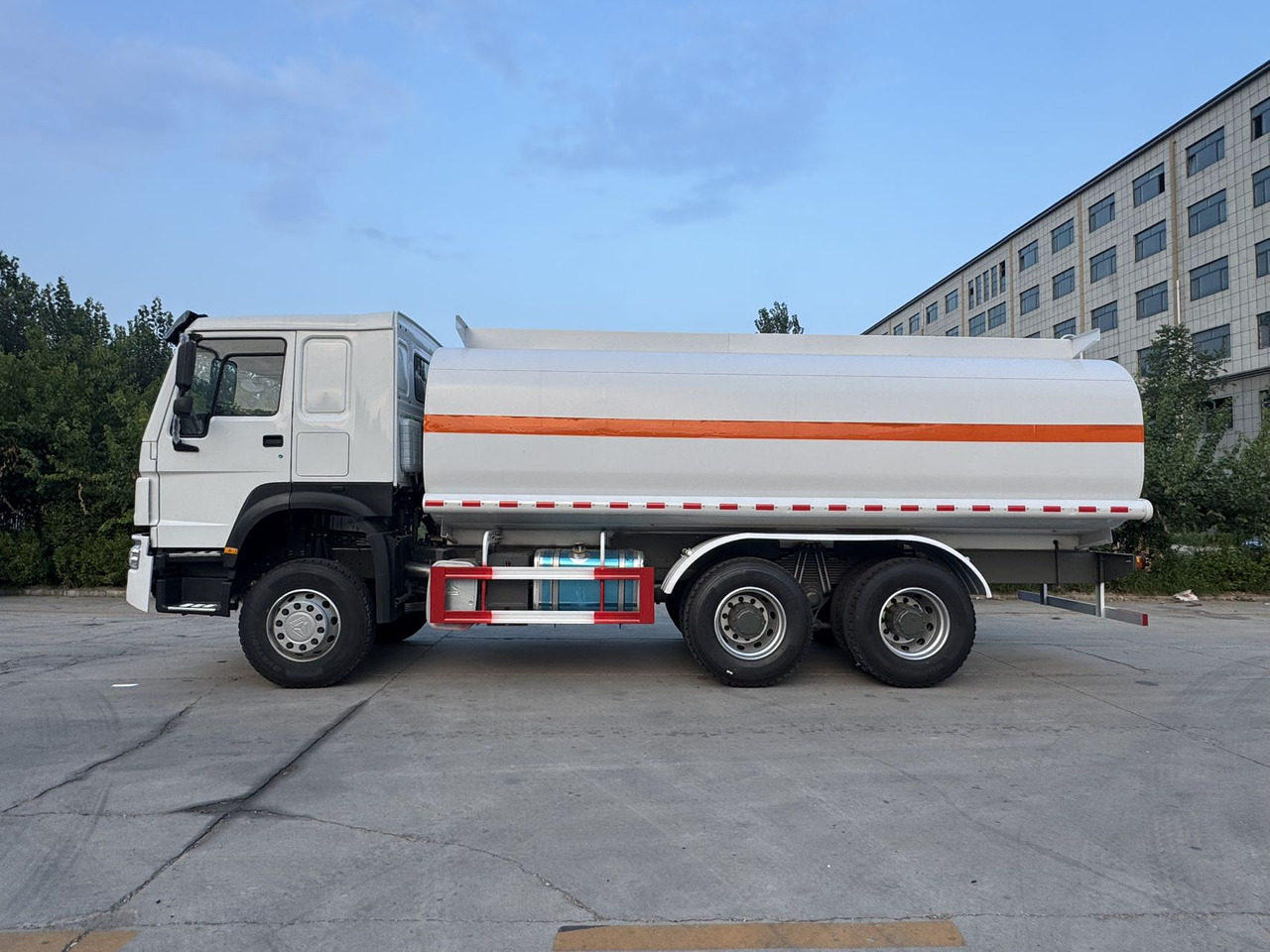 SINOTRUK Howo Fuel Tanker Click Here For DISCOUNT - Φορτηγό βυτιοφόρο: φωτογραφία 3 SINOTRUK Howo Fuel Tanker Click Here For DISCOUNT - Φορτηγό βυτιοφόρο: φωτογραφία 3
