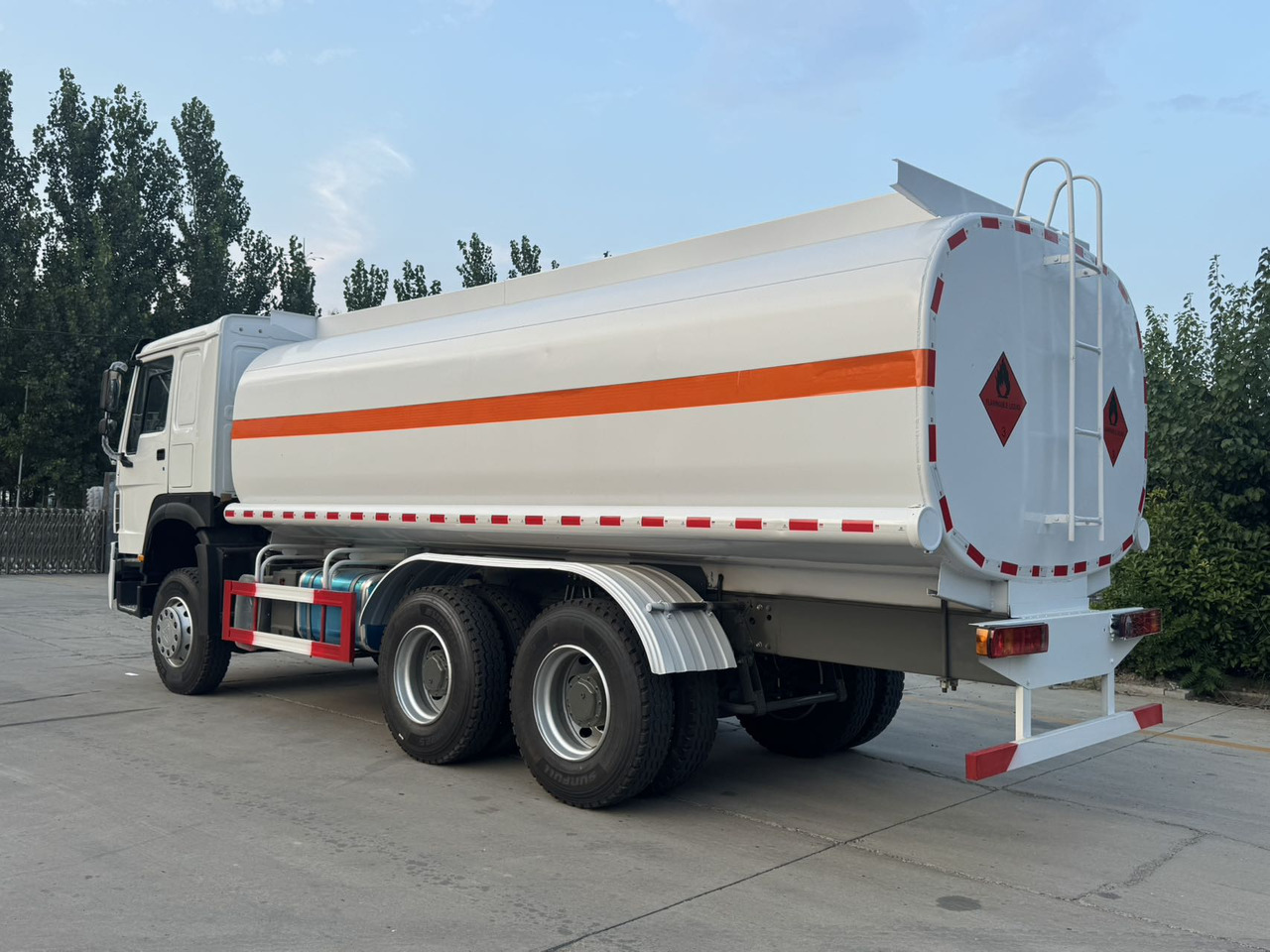SINOTRUK Howo Fuel Tanker Click Here For DISCOUNT - Φορτηγό βυτιοφόρο: φωτογραφία 2 SINOTRUK Howo Fuel Tanker Click Here For DISCOUNT - Φορτηγό βυτιοφόρο: φωτογραφία 2