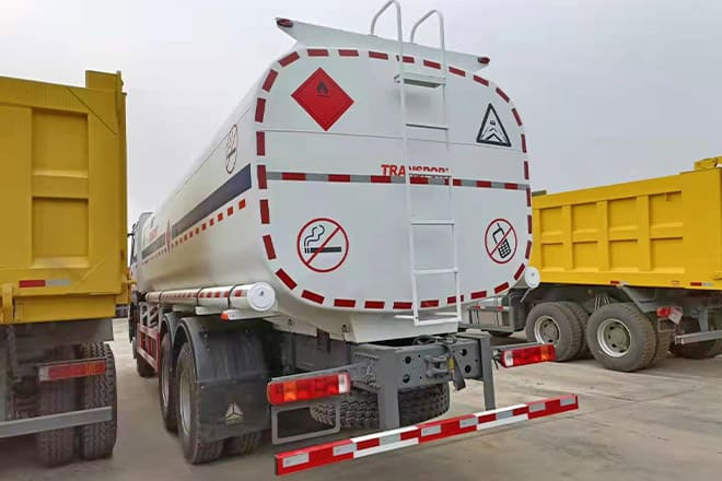 SINOTRUK Howo 6X4 Oil Truck Price for Sale in Djibouti - Φορτηγό βυτιοφόρο: φωτογραφία 4 SINOTRUK Howo 6X4 Oil Truck Price for Sale in Djibouti - Φορτηγό βυτιοφόρο: φωτογραφία 4