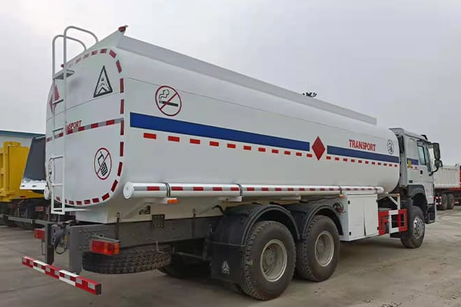 SINOTRUK Howo 6X4 Oil Truck Price for Sale in Djibouti - Φορτηγό βυτιοφόρο: φωτογραφία 3 SINOTRUK Howo 6X4 Oil Truck Price for Sale in Djibouti - Φορτηγό βυτιοφόρο: φωτογραφία 3