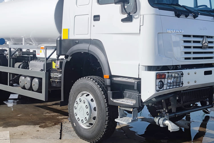 SINOTRUK Sinotruk Water Tanker Truck for Sale in Jamaica - Φορτηγό βυτιοφόρο: φωτογραφία 4 SINOTRUK Sinotruk Water Tanker Truck for Sale in Jamaica - Φορτηγό βυτιοφόρο: φωτογραφία 4