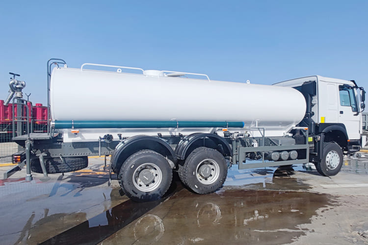 SINOTRUK Sinotruk Water Tanker Truck for Sale in Jamaica - Φορτηγό βυτιοφόρο: φωτογραφία 5 SINOTRUK Sinotruk Water Tanker Truck for Sale in Jamaica - Φορτηγό βυτιοφόρο: φωτογραφία 5
