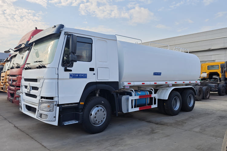 SINOTRUK Water Sprinkler Tanker for Sale in Malawi - Φορτηγό βυτιοφόρο: φωτογραφία 1 SINOTRUK Water Sprinkler Tanker for Sale in Malawi - Φορτηγό βυτιοφόρο: φωτογραφία 1