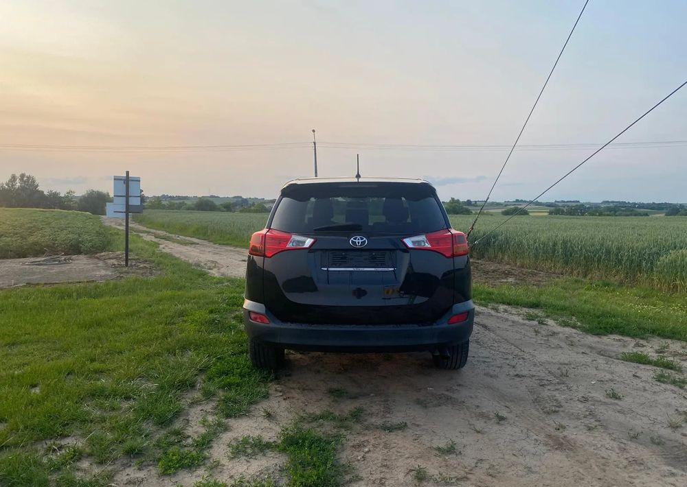 SUV Toyota RAV4 2.0 D-4D 4x4: φωτογραφία 12 SUV Toyota RAV4 2.0 D-4D 4x4: φωτογραφία 12