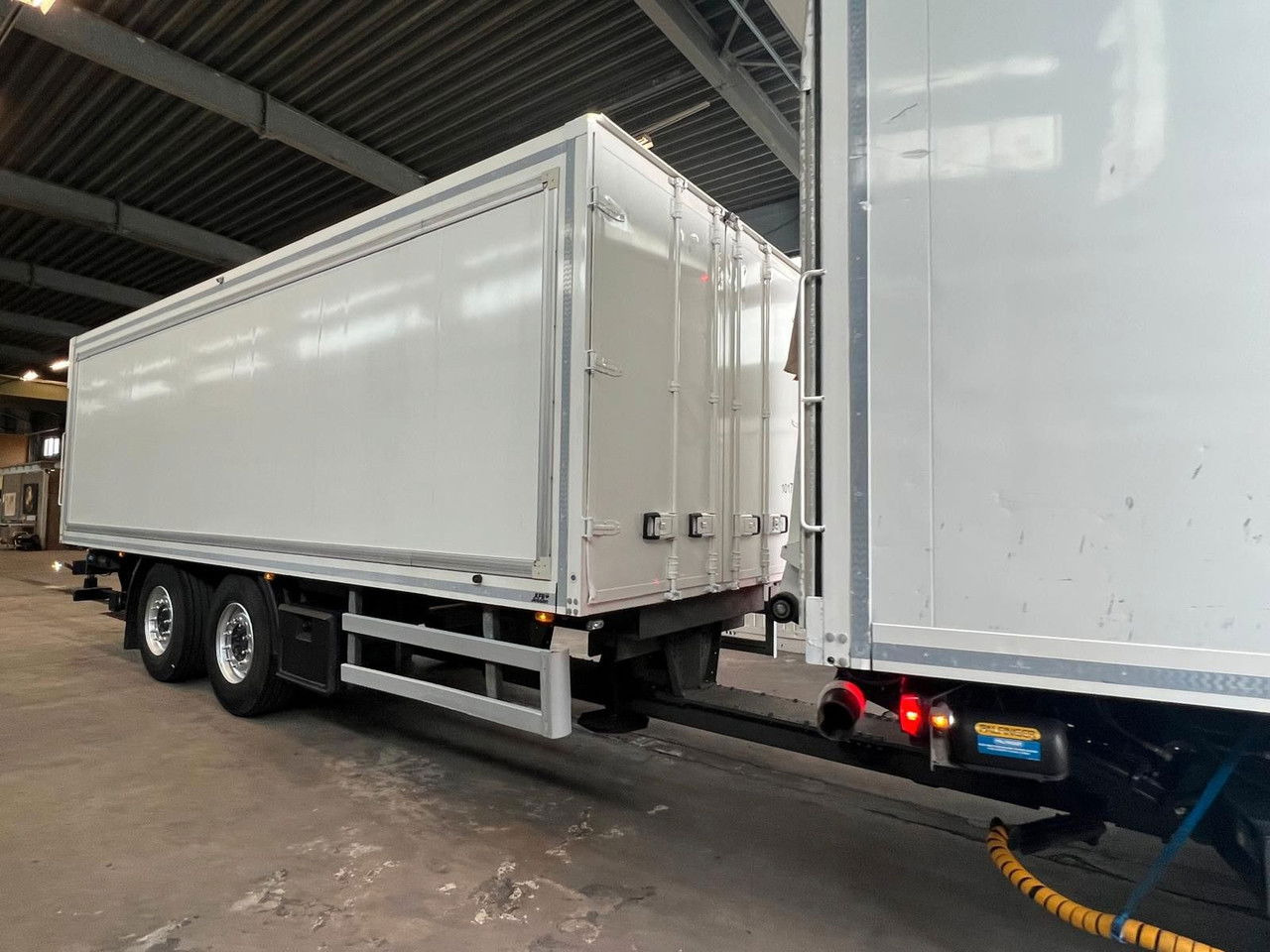 Mercedes-Benz Actros 2543 Komplettzug Voll-Luft - Lange Koffer - Φορτηγό κόφα: φωτογραφία 3 Mercedes-Benz Actros 2543 Komplettzug Voll-Luft - Lange Koffer - Φορτηγό κόφα: φωτογραφία 3