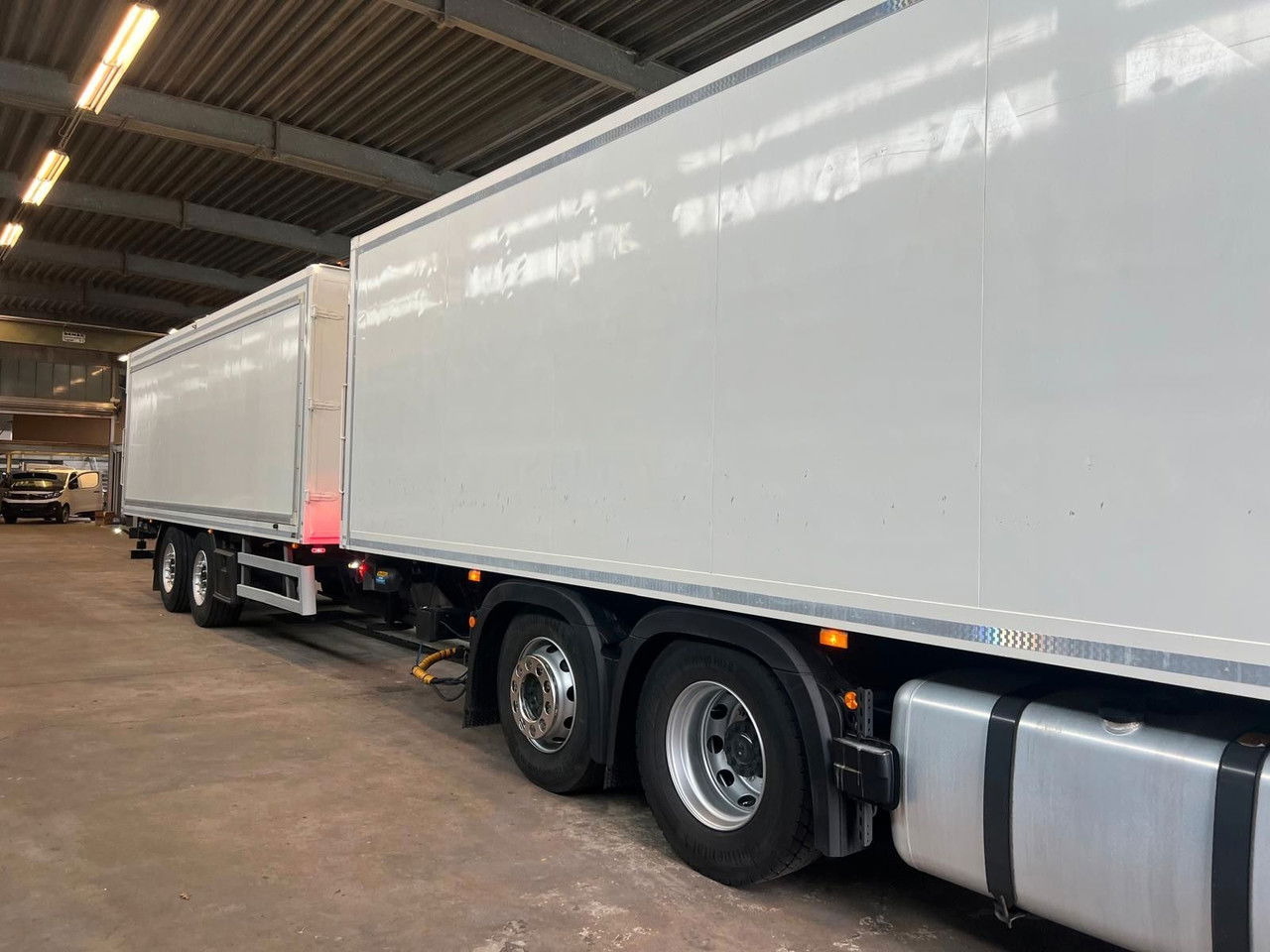 Mercedes-Benz Actros 2543 Komplettzug Voll-Luft - Lange Koffer - Φορτηγό κόφα: φωτογραφία 2 Mercedes-Benz Actros 2543 Komplettzug Voll-Luft - Lange Koffer - Φορτηγό κόφα: φωτογραφία 2