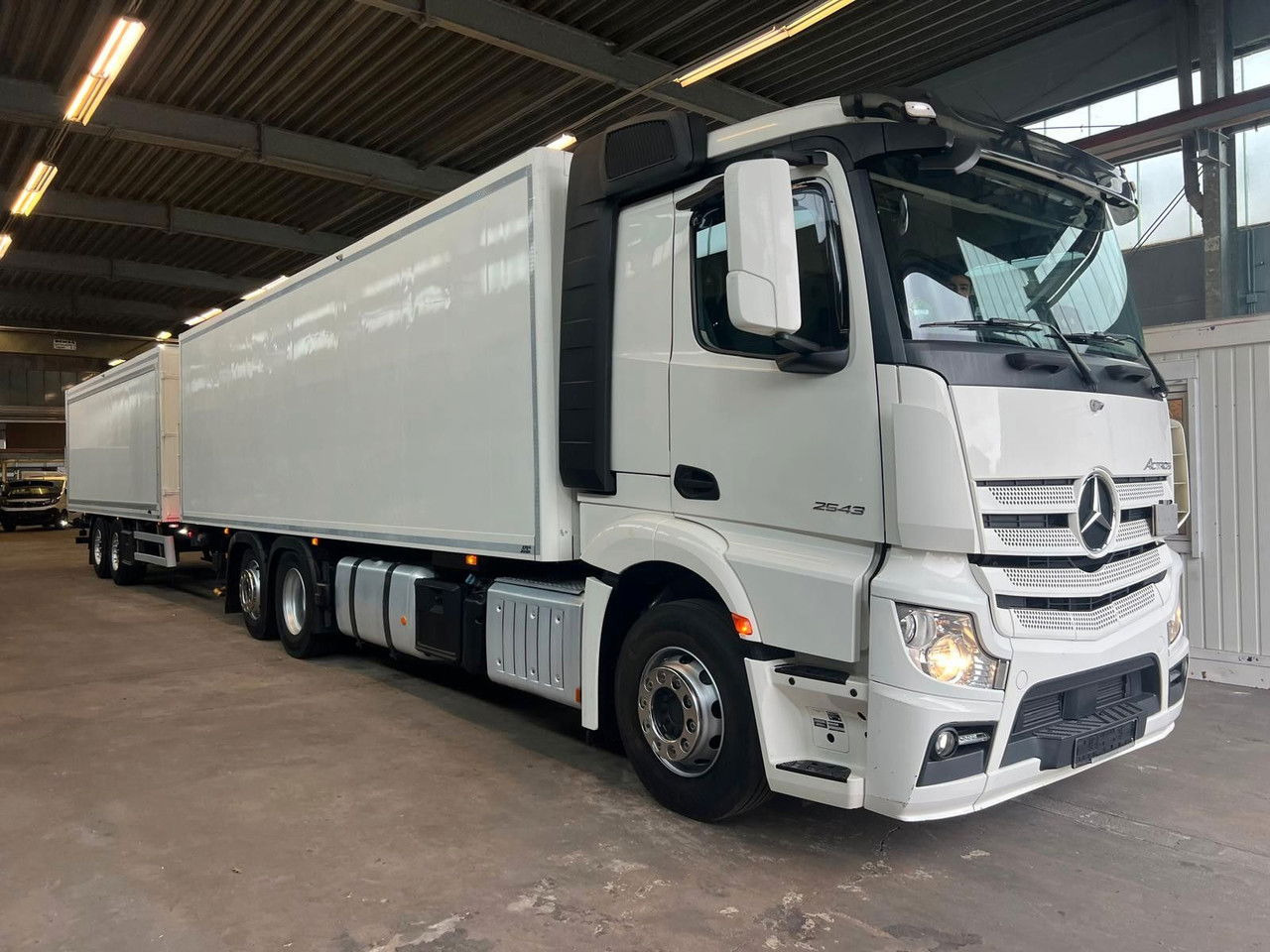 Mercedes-Benz Actros 2543 Komplettzug Voll-Luft - Lange Koffer - Φορτηγό κόφα: φωτογραφία 1 Mercedes-Benz Actros 2543 Komplettzug Voll-Luft - Lange Koffer - Φορτηγό κόφα: φωτογραφία 1