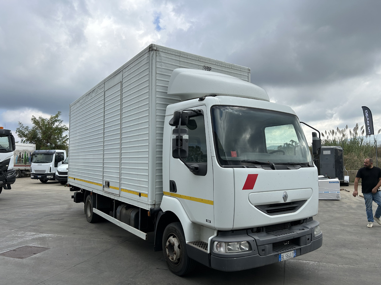 RENAULT Midlum 180 con furgonatarura e sponda - Φορτηγό κόφα: φωτογραφία 2 RENAULT Midlum 180 con furgonatarura e sponda - Φορτηγό κόφα: φωτογραφία 2