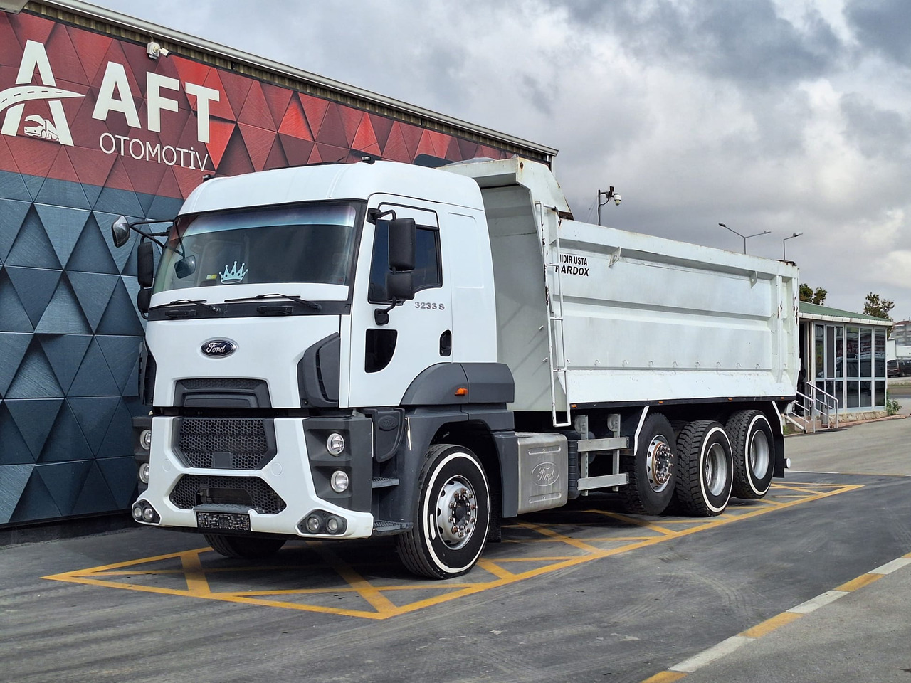 Φορτηγό ανατρεπόμενο FORD 3233 S: φωτογραφία 1