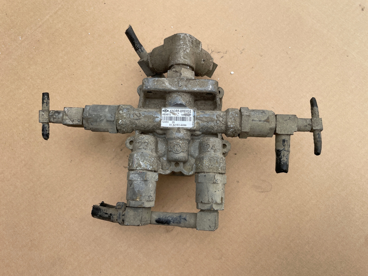 ZAWÓR CZTERODROŻNY MAN TGX TGS TGA 81521516096 - Βαλβίδα φρένων για Φορτηγό: φωτογραφία 1 ZAWÓR CZTERODROŻNY MAN TGX TGS TGA 81521516096 - Βαλβίδα φρένων για Φορτηγό: φωτογραφία 1