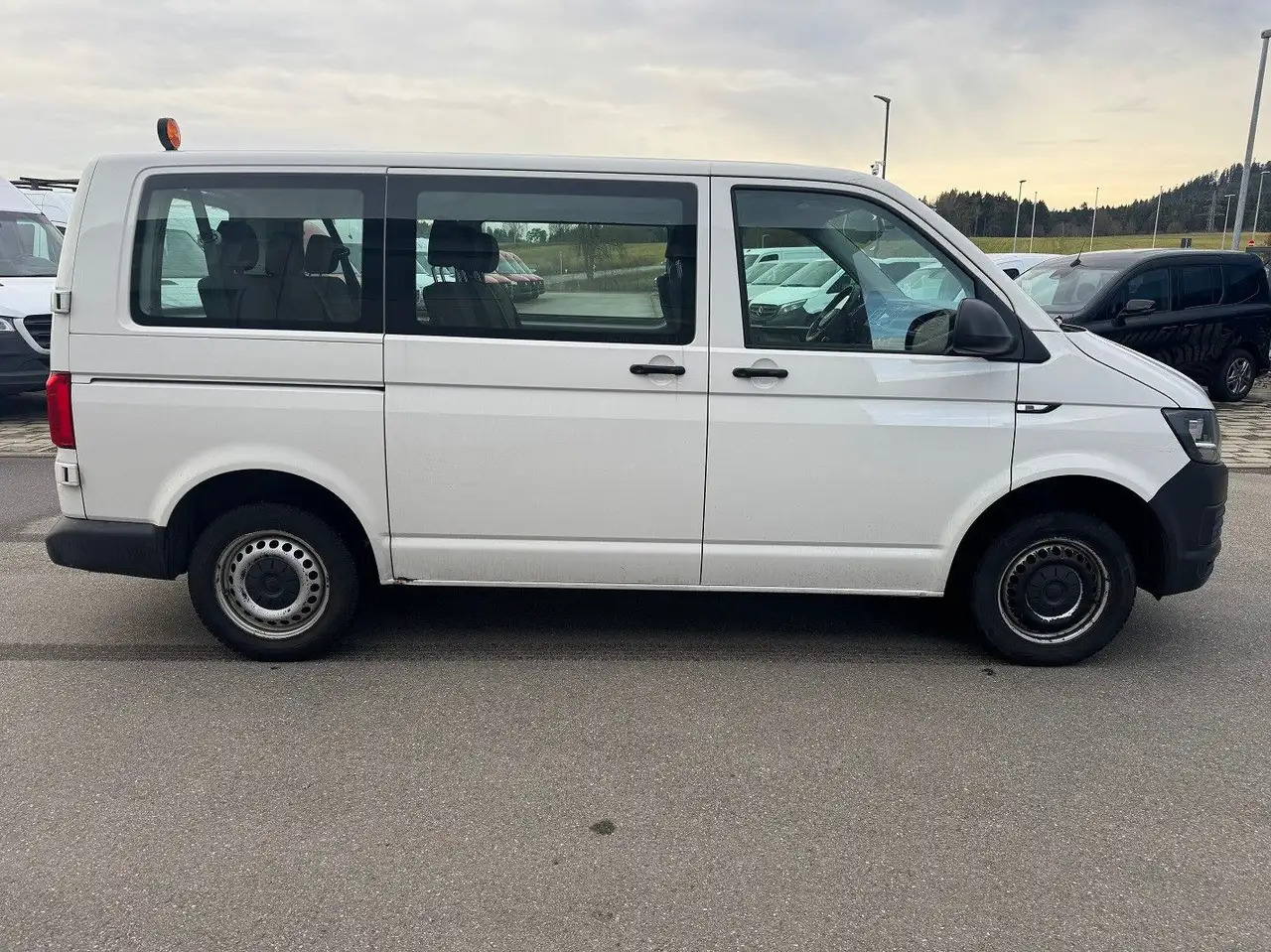 Volkswagen T6 Transporter Kombi 9-Sitzer Klima - Station wagon: φωτογραφία 4 Volkswagen T6 Transporter Kombi 9-Sitzer Klima - Station wagon: φωτογραφία 4