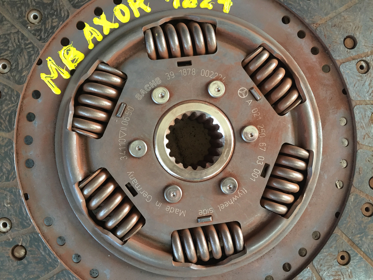 Gebrauchte Kupplungsscheibe MB Axor 1824, Motor Typ : OM 906 LA, Artikel - Nr. : A 021 250 67 03 - Δίσκος συμπλέκτη για Φορτηγό: φωτογραφία 1 Gebrauchte Kupplungsscheibe MB Axor 1824, Motor Typ : OM 906 LA, Artikel - Nr. : A 021 250 67 03 - Δίσκος συμπλέκτη για Φορτηγό: φωτογραφία 1