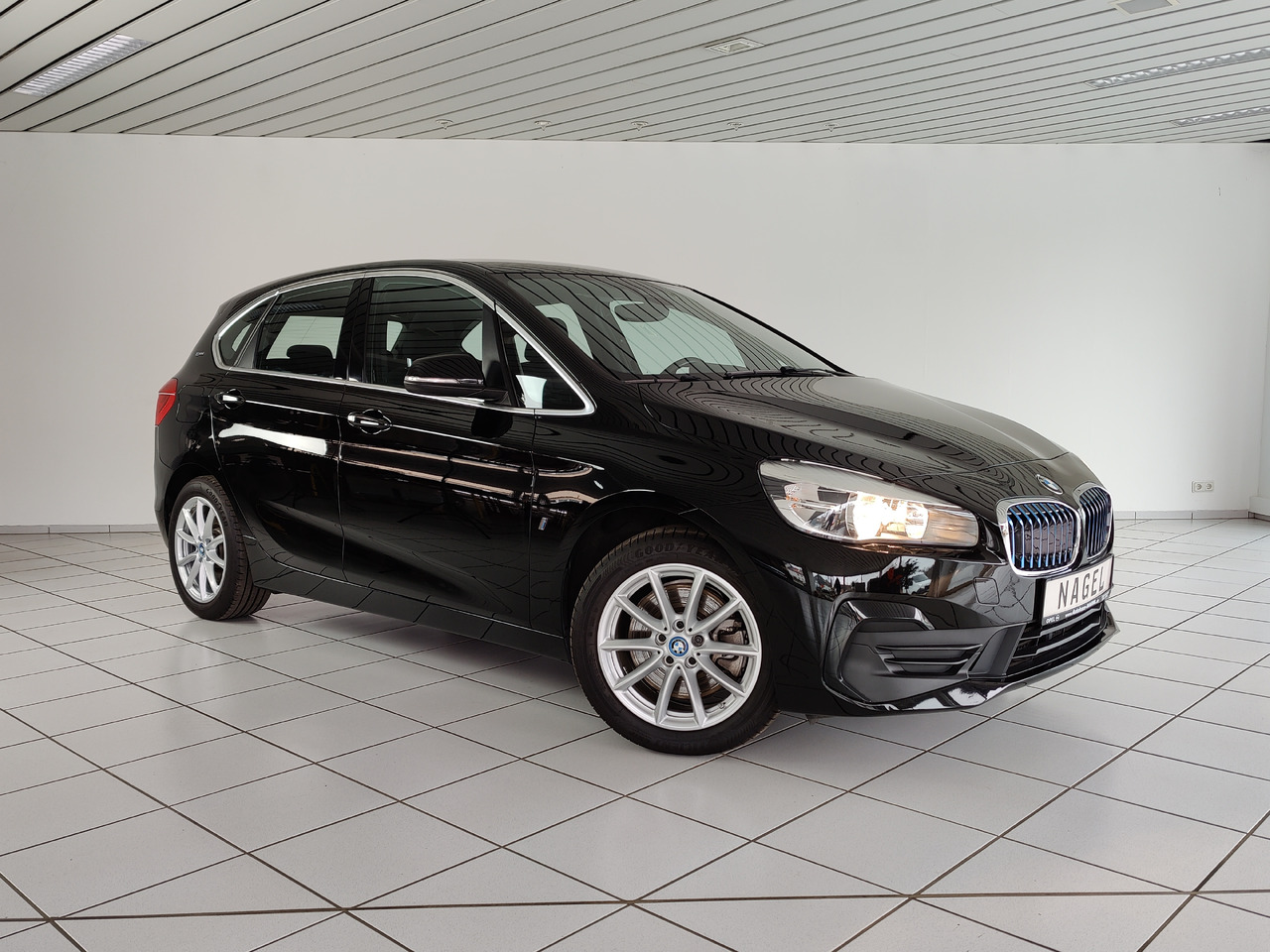 BMW 225 xe ActiveTourer iPerf. Advantage*Navi*SHZ* Hybrid 165kW - Λιμουζίνα/ Sedan: φωτογραφία 2 BMW 225 xe ActiveTourer iPerf. Advantage*Navi*SHZ* Hybrid 165kW - Λιμουζίνα/ Sedan: φωτογραφία 2