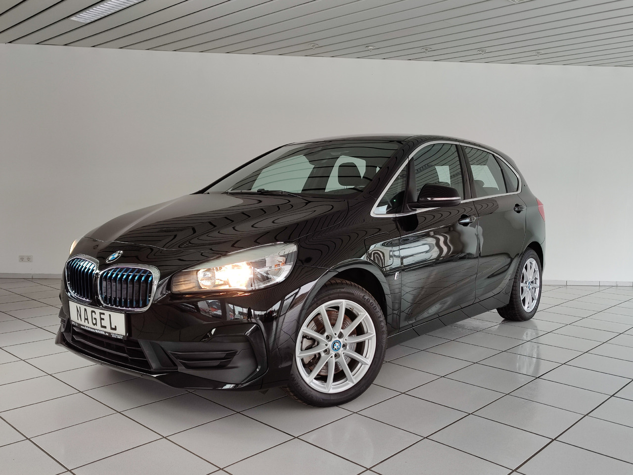 BMW 225 xe ActiveTourer iPerf. Advantage*Navi*SHZ* Hybrid 165kW - Λιμουζίνα/ Sedan: φωτογραφία 1 BMW 225 xe ActiveTourer iPerf. Advantage*Navi*SHZ* Hybrid 165kW - Λιμουζίνα/ Sedan: φωτογραφία 1