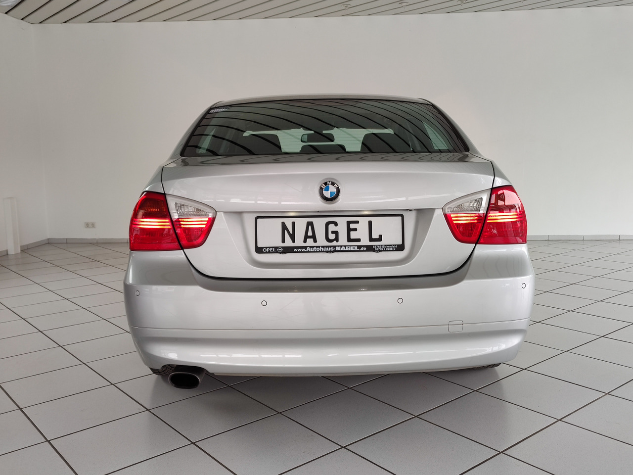 BMW 320i Audiosystem Professional, Automatik, PDC, Licht-Paket - Λιμουζίνα/ Sedan: φωτογραφία 4 BMW 320i Audiosystem Professional, Automatik, PDC, Licht-Paket - Λιμουζίνα/ Sedan: φωτογραφία 4