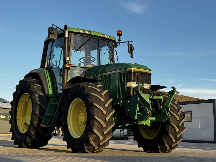 John Deere 6800 - Τρακτέρ: φωτογραφία 1 John Deere 6800 - Τρακτέρ: φωτογραφία 1