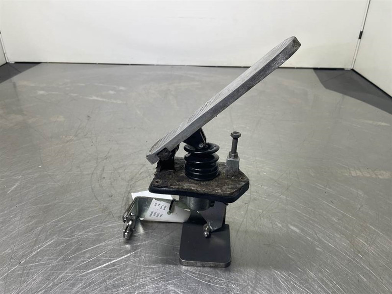 O & K L25.5 - Gas pedal/Fusspedal/Gaspedaal - Καμπίνα και εσωτερικό για Κατασκευή μηχανήματα: φωτογραφία 3 O & K L25.5 - Gas pedal/Fusspedal/Gaspedaal - Καμπίνα και εσωτερικό για Κατασκευή μηχανήματα: φωτογραφία 3