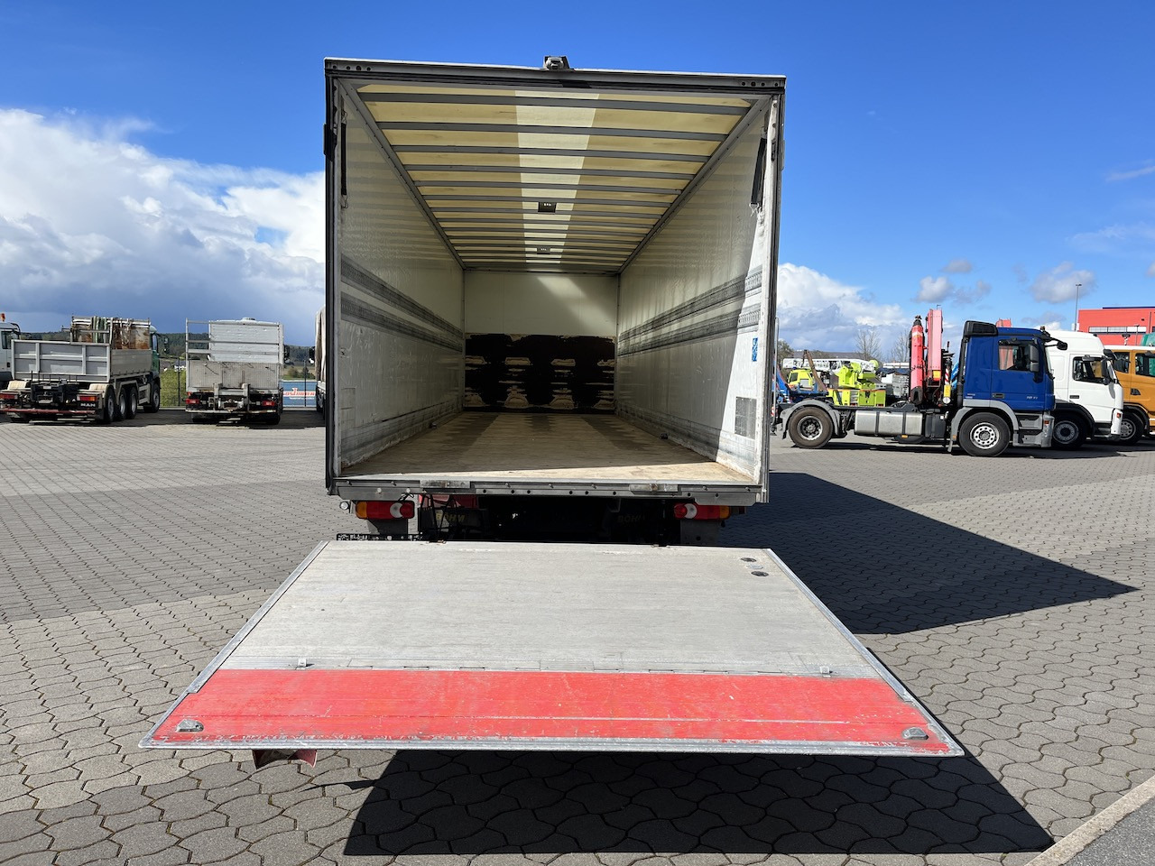 Iveco 120E25 Eurocargo 4x2 Koffer | Ladebordwand - Φορτηγό κόφα: φωτογραφία 2 Iveco 120E25 Eurocargo 4x2 Koffer | Ladebordwand - Φορτηγό κόφα: φωτογραφία 2