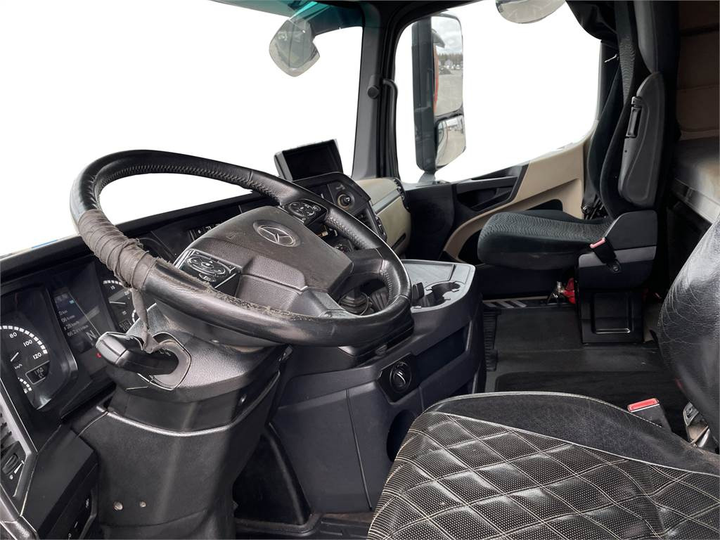 Interior photo 1: Leasing  Mercedes-Benz AROCS 3663 L RIIKO- puuvarustus Mercedes-Benz AROCS 3663 L RIIKO- puuvarustus