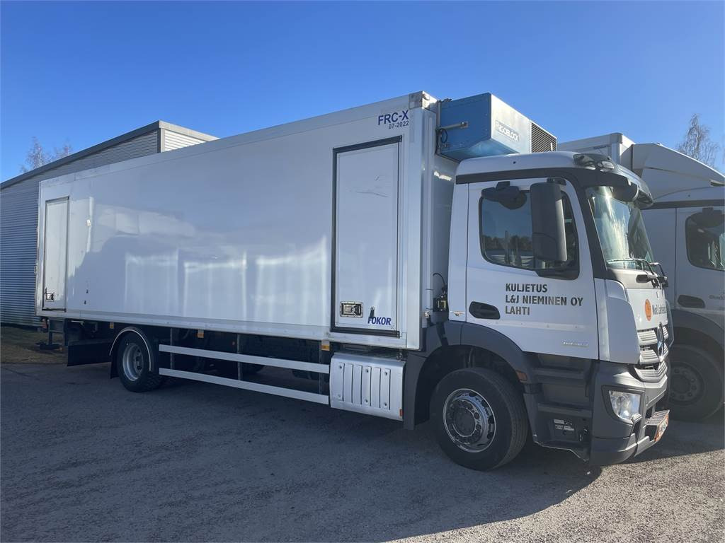 Mercedes-Benz Antos 1830L FRC kakslämpökori + PL-Nostin - Φορτηγό ισοθερμικό: φωτογραφία 1 Mercedes-Benz Antos 1830L FRC kakslämpökori + PL-Nostin - Φορτηγό ισοθερμικό: φωτογραφία 1