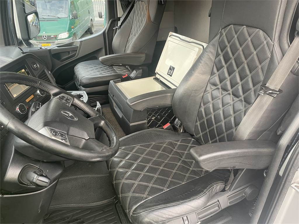 Interior photo 1: Leasing  Mercedes-Benz Arocs 3658 8x4 VLA ALUCAR- puuauto Mercedes-Benz Arocs 3658 8x4 VLA ALUCAR- puuauto