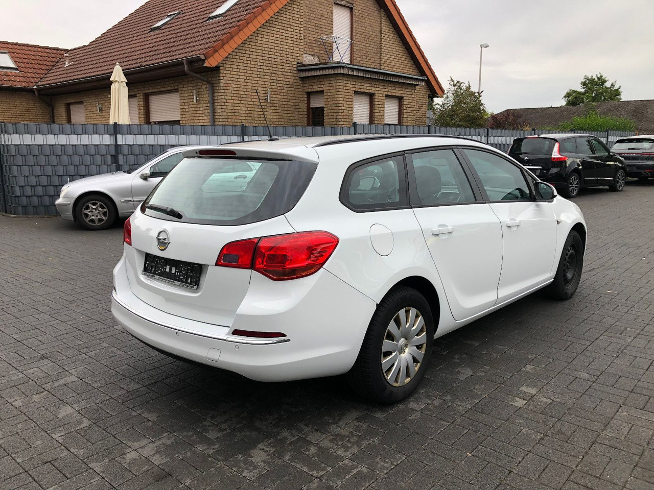 Opel Astra J 1.6 CDTi Sports Tourer Edition - Station wagon: φωτογραφία 2 Opel Astra J 1.6 CDTi Sports Tourer Edition - Station wagon: φωτογραφία 2