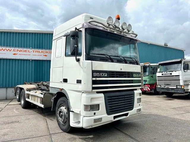 DAF 95.480 XF SPACECAB 6x2 WITH HOOK-ARM SYSTEM (EURO 3 / ZF16 MANUAL GEARBOX / ZF-INTARDER / STEEL-/AIR SUSPENSION / AIRCONDITIONIN - Φορτηγό φόρτωσης γάντζου: φωτογραφία 2 DAF 95.480 XF SPACECAB 6x2 WITH HOOK-ARM SYSTEM (EURO 3 / ZF16 MANUAL GEARBOX / ZF-INTARDER / STEEL-/AIR SUSPENSION / AIRCONDITIONIN - Φορτηγό φόρτωσης γάντζου: φωτογραφία 2