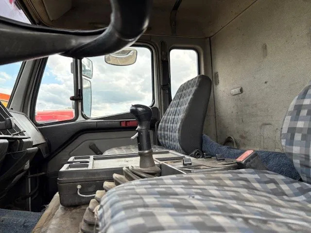 Φορτηγό φόρτωσης γάντζου, Φορτηγό με γερανό Mercedes-Benz SK 2527 6x2 HOOK-ARM SYSTEM WITH HMF CRANE (V6 ENGINE / ZF MANUAL GEARBOX / REDUCTION AXLE / STEEL SUSPENSION / P.T.O.): φωτογραφία 16