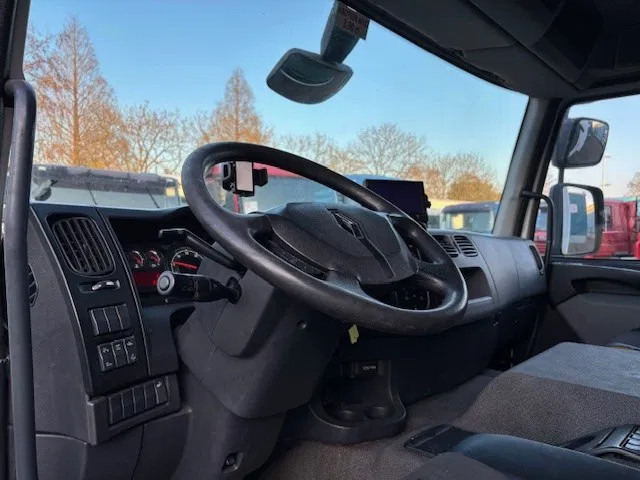 Interior photo 2: Φορτηγό ψυγείο Renault D 19 D320 SLEEPERCAB 4x2 LAMBERET / THERMOKING (EURO 6 / RETARDER / AUTOMATIC GEARBOX / AIRCONDITIONING)