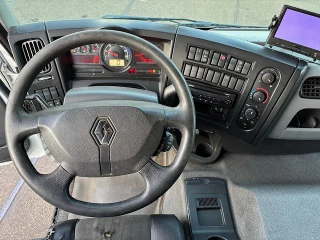 Interior photo 1: Φορτηγό ψυγείο Renault D 19 D320 SLEEPERCAB 4x2 LAMBERET / THERMOKING (EURO 6 / RETARDER / AUTOMATIC GEARBOX / AIRCONDITIONING)