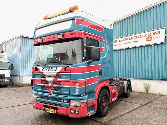 Scania R164-580 V8 TOPLINE COLLECTORS ITEM!! / APK 10-2026!! (12+2 MANUAL GEARBOX / RETARDER / AIRCONDITIONING / 2x TANK / ETC.) - Τράκτορας: φωτογραφία 1 Scania R164-580 V8 TOPLINE COLLECTORS ITEM!! / APK 10-2026!! (12+2 MANUAL GEARBOX / RETARDER / AIRCONDITIONING / 2x TANK / ETC.) - Τράκτορας: φωτογραφία 1