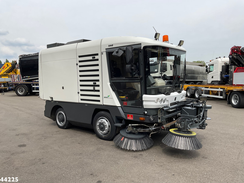 Ravo 540 with 3-rd brush - Σάρωθρο δρόμων: φωτογραφία 5 Ravo 540 with 3-rd brush - Σάρωθρο δρόμων: φωτογραφία 5