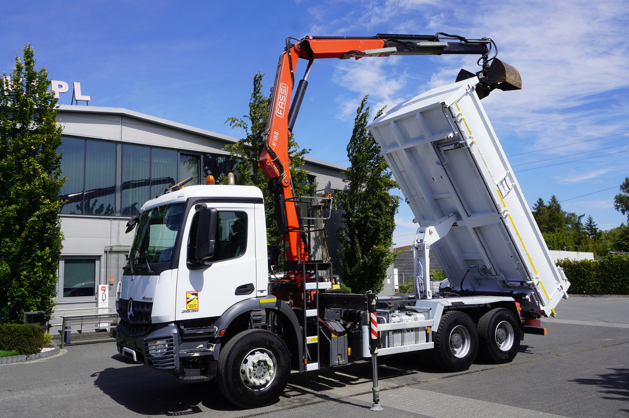 MERCEDES-BENZ Arocs 2636 / 6x4 / HDS Fassi / 3-Way Tipper / Bortmatic - Φορτηγό με γερανό: φωτογραφία 1 MERCEDES-BENZ Arocs 2636 / 6x4 / HDS Fassi / 3-Way Tipper / Bortmatic - Φορτηγό με γερανό: φωτογραφία 1