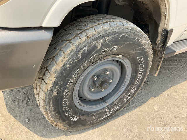 2011 Toyota Land Cruiser LX 76R 4x4 SUV - SUV: φωτογραφία 5 2011 Toyota Land Cruiser LX 76R 4x4 SUV - SUV: φωτογραφία 5