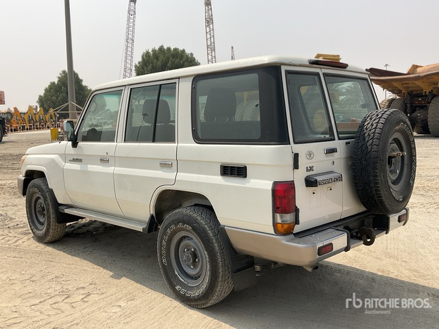 2011 Toyota Land Cruiser LX 76R 4x4 SUV - SUV: φωτογραφία 4 2011 Toyota Land Cruiser LX 76R 4x4 SUV - SUV: φωτογραφία 4