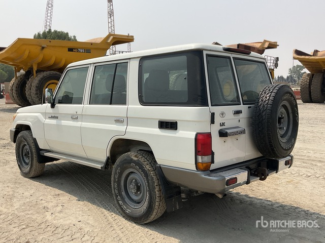 2011 Toyota Land Cruiser LX 76R 4x4 SUV - SUV: φωτογραφία 3 2011 Toyota Land Cruiser LX 76R 4x4 SUV - SUV: φωτογραφία 3