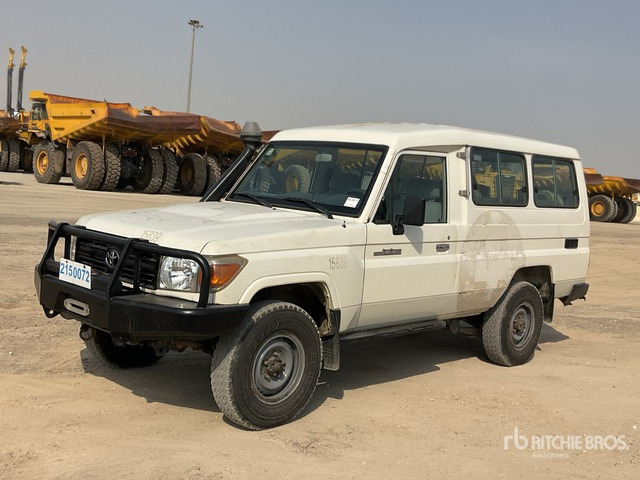 2014 Toyota Land Cruiser 78L 4x4 SUV - SUV: φωτογραφία 2 2014 Toyota Land Cruiser 78L 4x4 SUV - SUV: φωτογραφία 2