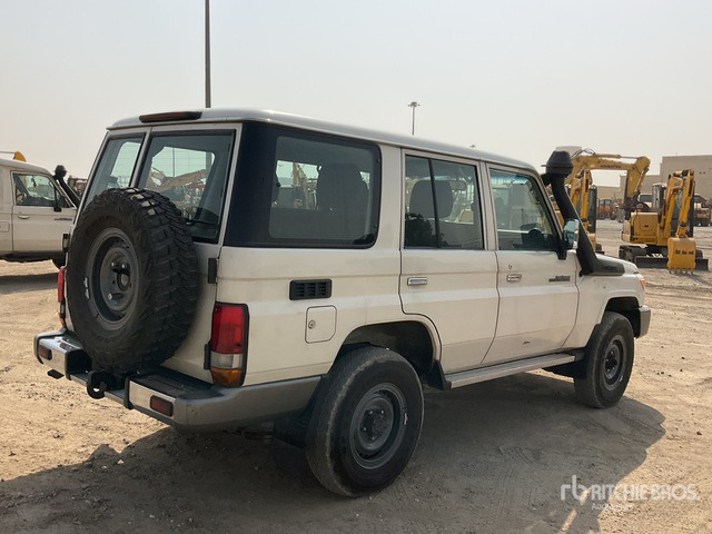 2014 Toyota Land Cruiser LX 76L 4x4 SUV - SUV: φωτογραφία 3 2014 Toyota Land Cruiser LX 76L 4x4 SUV - SUV: φωτογραφία 3