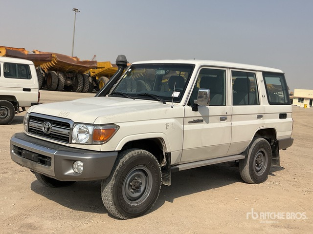 2014 Toyota Land Cruiser LX 76L 4x4 SUV - SUV: φωτογραφία 1 2014 Toyota Land Cruiser LX 76L 4x4 SUV - SUV: φωτογραφία 1