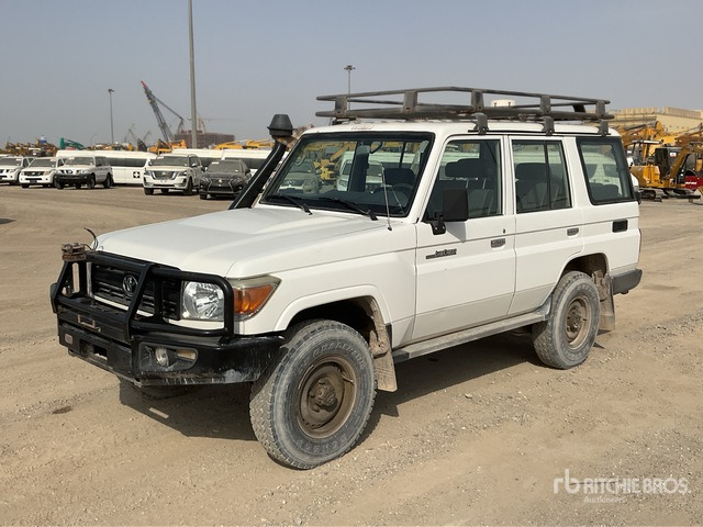 2018 Toyota Land Cruiser 76L 4x4 SUV - SUV: φωτογραφία 2 2018 Toyota Land Cruiser 76L 4x4 SUV - SUV: φωτογραφία 2