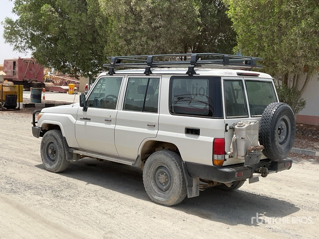 2018 Toyota Land Cruiser 76L 4x4 SUV - SUV: φωτογραφία 4 2018 Toyota Land Cruiser 76L 4x4 SUV - SUV: φωτογραφία 4