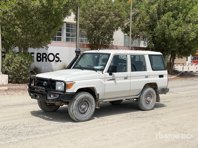 2019 Toyota Land Cruiser 76L 4x4 SUV - SUV: φωτογραφία 2 2019 Toyota Land Cruiser 76L 4x4 SUV - SUV: φωτογραφία 2