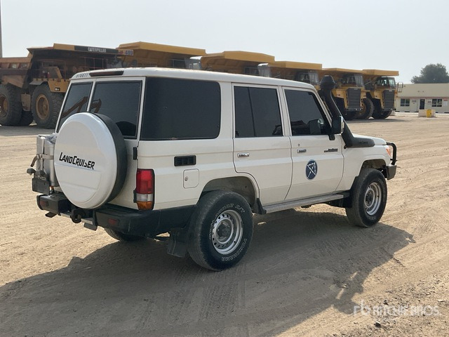 2021 Toyota Land Cruiser 76L 4x4 SUV - SUV: φωτογραφία 4 2021 Toyota Land Cruiser 76L 4x4 SUV - SUV: φωτογραφία 4