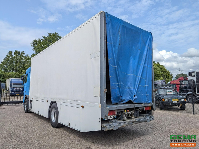 DAF XF95.430 4x2 Spacecab Euro2 - Retarder - Geslotenbak 7.7m - Handgeschakeld - Vangmuil - Φορτηγό κόφα: φωτογραφία 4 DAF XF95.430 4x2 Spacecab Euro2 - Retarder - Geslotenbak 7.7m - Handgeschakeld - Vangmuil - Φορτηγό κόφα: φωτογραφία 4
