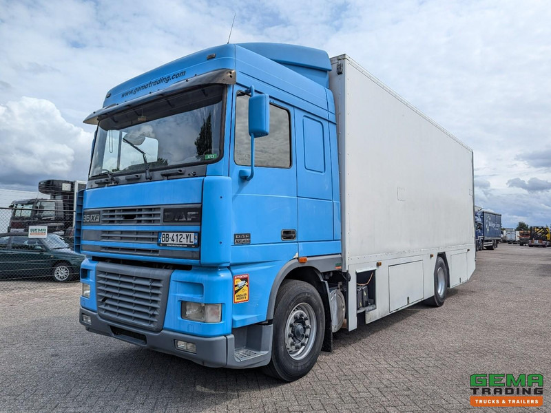 DAF XF95.430 4x2 Spacecab Euro2 - Retarder - Geslotenbak 7.7m - Handgeschakeld - Vangmuil - Φορτηγό κόφα: φωτογραφία 1 DAF XF95.430 4x2 Spacecab Euro2 - Retarder - Geslotenbak 7.7m - Handgeschakeld - Vangmuil - Φορτηγό κόφα: φωτογραφία 1