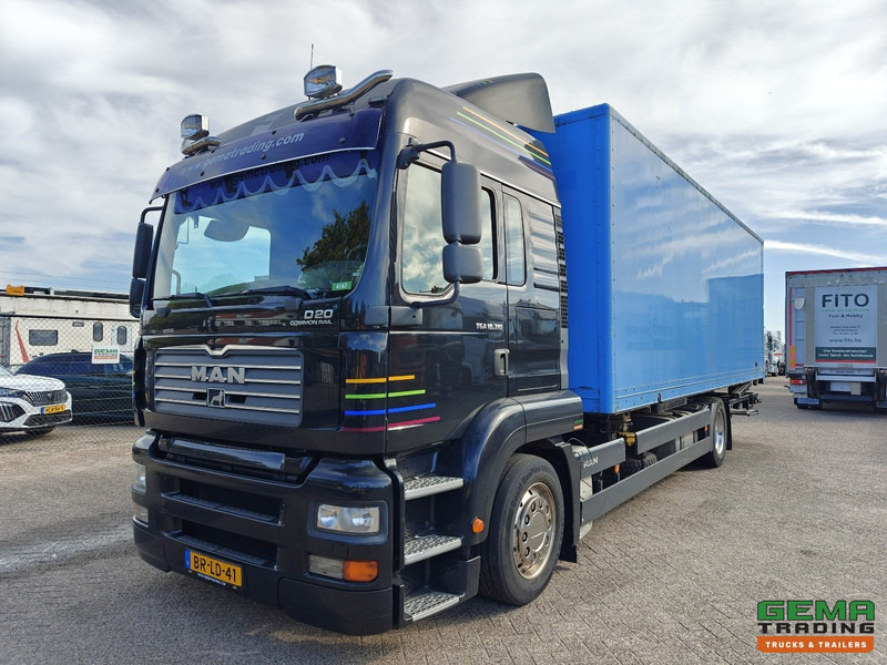 MAN TGA 18.310 4x2 LX Euro3 - Handgeschakeld ZF16 - BDF/VerhuisBak + Laadklep 2000KG - 207.000km - 12/2025 APK - Φορτηγό μεταφοράς εμπορευματοκιβωτίων/ Κινητό αμάξωμα: φωτογραφία 1 MAN TGA 18.310 4x2 LX Euro3 - Handgeschakeld ZF16 - BDF/VerhuisBak + Laadklep 2000KG - 207.000km - 12/2025 APK - Φορτηγό μεταφοράς εμπορευματοκιβωτίων/ Κινητό αμάξωμα: φωτογραφία 1
